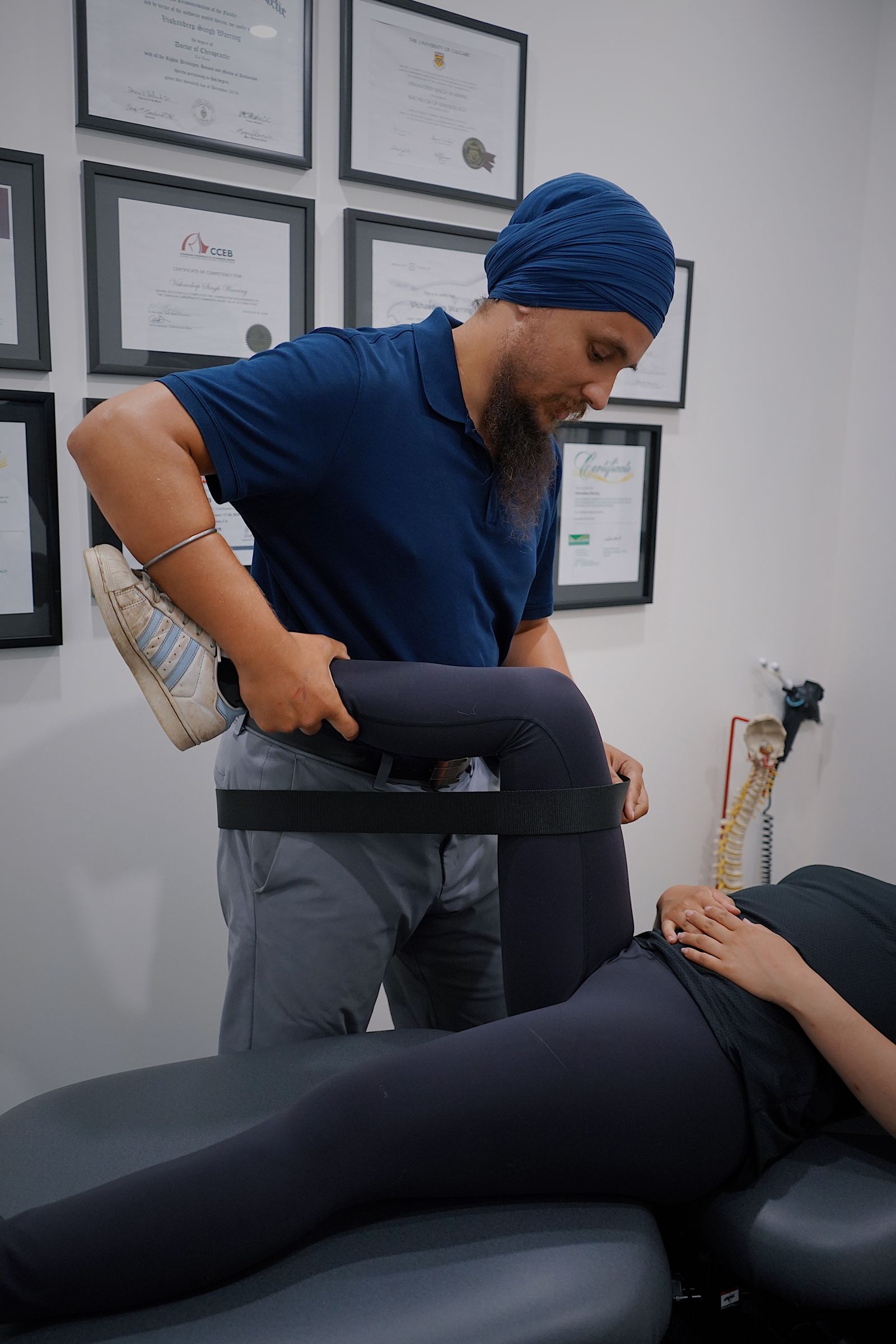 Profesional acompañando un ejercicio de rehabilitación de pierna